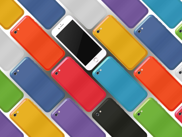 並んで置かれているたくさんのスマホ
