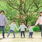 手を広げて繋ぐ家族４人