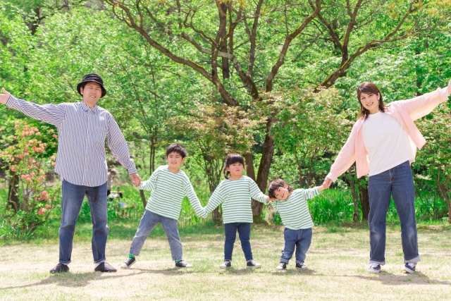 家族４人で手をつなぐ