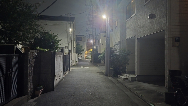 闇夜の住宅街
