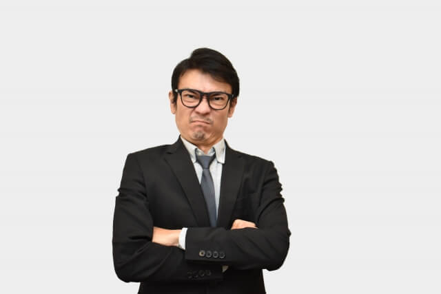 怒っている男性