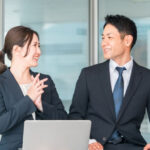 会話する男女