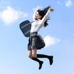 飛ぶ女子高校生