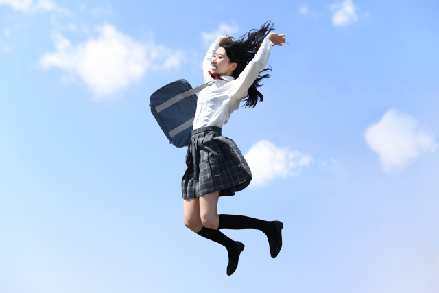 飛ぶ女子高校生