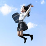 飛ぶ女子高校生