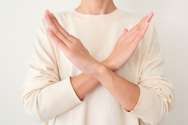 手でバツする主婦