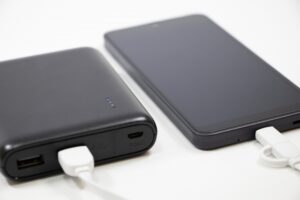 モバイルチャージャーで充電するスマホ