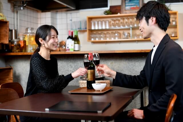 乾杯する男女