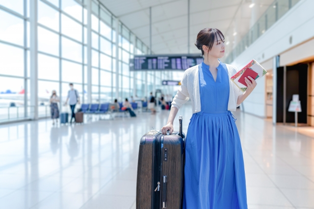 海外旅行に行く女性
