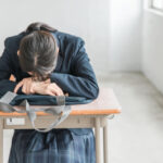 落ち込む女子中学生