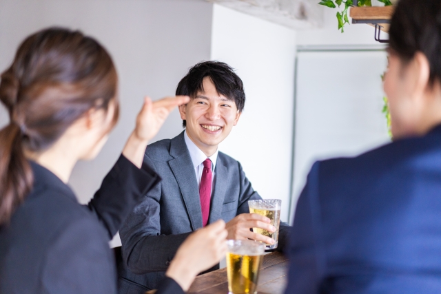 楽しそうに話す男女の会社員