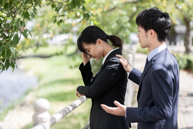 落ち込む女性会社員を励ます先輩男性社員