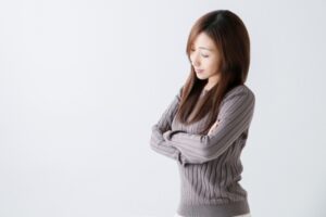 悩んでいる女性
