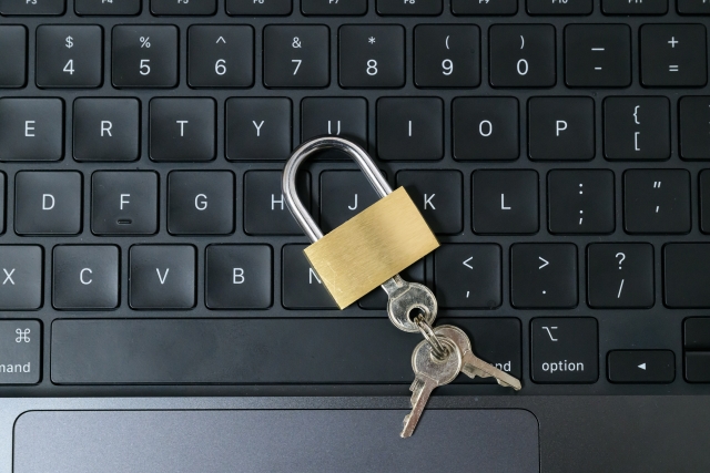 キーボード上の南京錠と鍵によるデータ保護