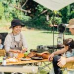 アウトドアで食事をする家族