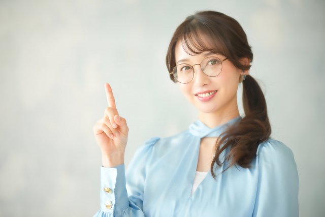 人差し指を立てる女性