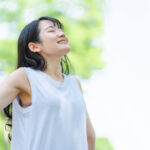 深呼吸する女性