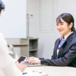 説明する女性スタッフ