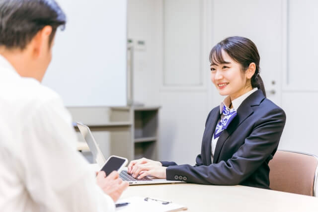 説明する女性スタッフ
