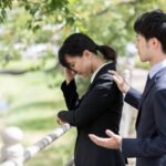 女性を慰める男性