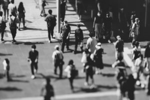 町を行きかう人々モノクロ