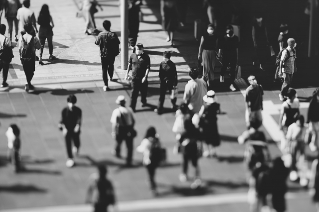 町を行きかう人々モノクロ